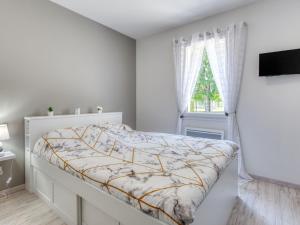 - une chambre blanche avec un lit et une fenêtre dans l'établissement Holiday Home Plassan by Interhome, à Lesparre-Médoc