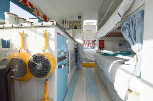Φωτογραφία από το άλμπουμ του American School Bus Glamping - Somerset σε Cheddar +22 φωτογραφίες