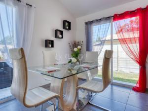 une salle à manger avec une table et des chaises en verre dans l'établissement Holiday Home Plassan by Interhome, à Lesparre-Médoc