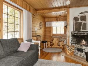uma sala de estar com um sofá e uma lareira em Holiday Home Susitupa 5 by Interhome em Salla