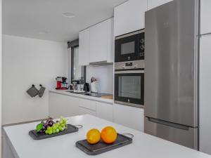uma cozinha com dois pratos de fruta num balcão em Apartment Estepona Roof Top View-2 by Interhome em Estepona