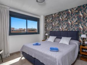 um quarto com uma cama grande e toalhas azuis em Apartment Estepona Roof Top View-2 by Interhome em Estepona