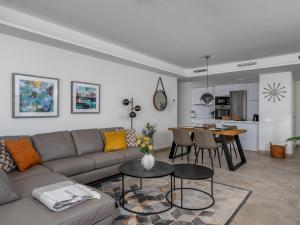 uma sala de estar com um sofá e uma mesa em Apartment Estepona Roof Top View-2 by Interhome em Estepona