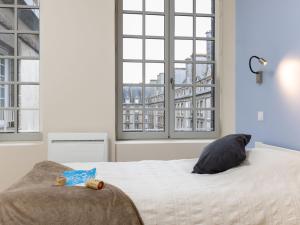 聖馬洛的住宿－Apartment Plasenn by Interhome，一间卧室,配有一张带两个泰迪熊的床