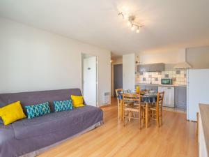 una sala de estar con un sofá y una mesa en Apartment Les Hautes Folies-8 by Interhome, en Vaux-sur-Mer