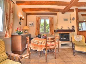 - un salon avec une table et une cheminée dans l'établissement Holiday Home Le Rocher Vert by Interhome, à Chaucre