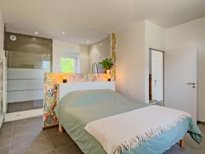 ein Schlafzimmer mit einem Bett und einer Dusche in der Unterkunft Holiday Home Ker Yannick by Interhome in Hillion