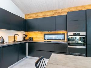 Η κουζίνα ή μικρή κουζίνα στο Holiday Home Villa väiski by Interhome +19 φωτογραφίες