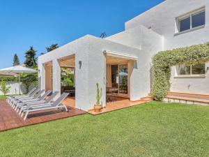 Vonkajšia záhrada v ubytovaní Holiday Home Villa Marina by Interhome