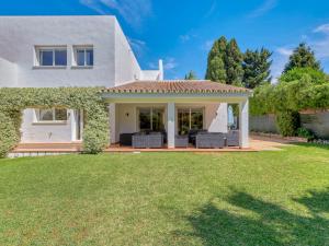 Vonkajšia záhrada v ubytovaní Holiday Home Villa Marina by Interhome