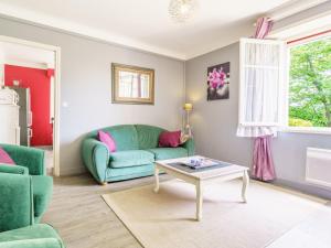 un soggiorno con divano verde e tavolo di Apartment Lande Gaina by Interhome ad Ahetze