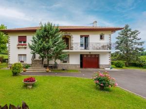 una gran casa blanca con puerta roja en Apartment Lande Gaina by Interhome en Ahetze