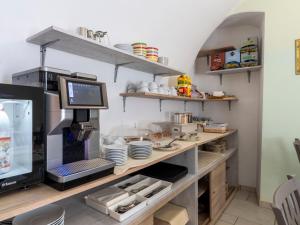 Kitchen o kitchenette sa Locazione Turistica Mimosa by Interhome