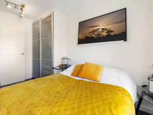 um quarto com uma cama com um cobertor amarelo em Apartment Mediterráneo by Interhome em Puerto Marino