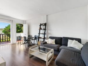 uma sala de estar com um sofá e uma mesa em Apartment Mediterráneo by Interhome em Puerto Marino