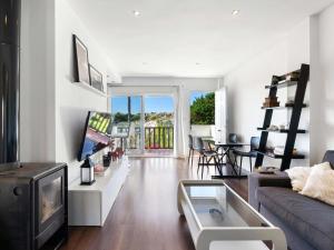 uma sala de estar com um sofá e uma televisão em Apartment Mediterráneo by Interhome em Puerto Marino