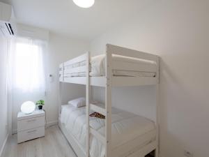Litera blanca en habitación blanca en Apartment La Palmeraie II-13 by Interhome, en Sainte-Maxime