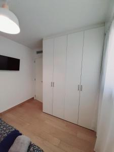 Televízia a/alebo spoločenská miestnosť v ubytovaní Gran piso en Puerto deportivo Marina Palamós IDEAL FAMILIAS