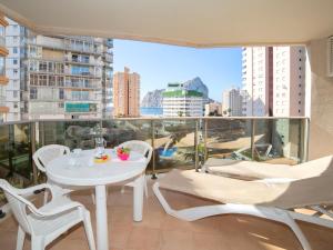uma varanda com mesa e cadeiras e vista para a cidade em Apartment Esmeralda Suites-3 by Interhome em Calpe