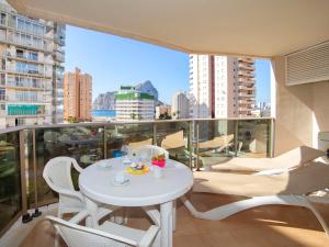 uma mesa branca e cadeiras numa varanda com vista em Apartment Esmeralda Suites-3 by Interhome em Calpe
