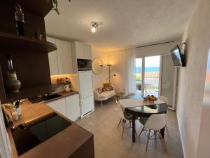 eine Küche mit einem Tisch und einem Esszimmer in der Unterkunft Apartments Kale Center in Bol
