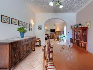 Un comedor con una gran mesa y sillas de madera. en Holiday Home Villa Moj Mir by Interhome, en Nova Vas