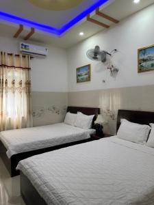 Postel nebo postele na pokoji v ubytování Ngọc Nam Hotel