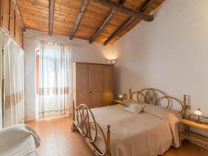 ein Schlafzimmer mit einem großen Bett in einem Zimmer in der Unterkunft Holiday Home Eleonora by Interhome in Codaruina