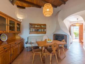 ein Esszimmer mit einem Tisch und einem Kamin in der Unterkunft Holiday Home Eleonora by Interhome in Codaruina