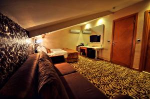 A television and/or entertainment centre at Golden Deluxe Hotel