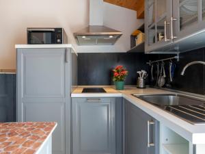 - une cuisine avec des placards blancs et un évier dans l'établissement Apartment Fico by Interhome, à Terzorio
