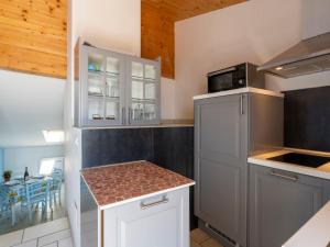 une cuisine avec des placards blancs et un comptoir dans l'établissement Apartment Fico by Interhome, à Terzorio