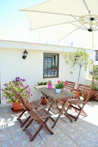 巴里的住宿－Bella Bari，一张木桌和两把椅子以及一把雨伞