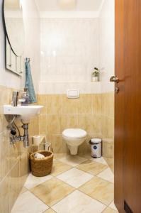 une salle de bains avec toilettes et lavabo dans l'établissement Danube Dream Superb view & garage, à Budapest