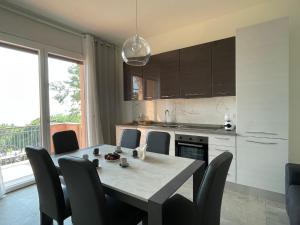 uma cozinha com uma mesa e cadeiras numa cozinha em Apartment Casa dei Gerani by Interhome em Varazze