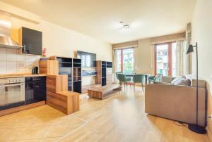 une cuisine et un salon avec un canapé et une table dans l'établissement Danube Dream Superb view & garage, à Budapest 16 autres photos