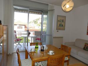 ein Wohnzimmer mit einem Tisch und einem Sofa in der Unterkunft Apartment Home Sweet Home by Interhome in Riva Ligure