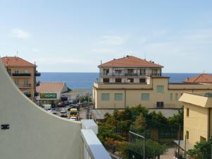 Blick auf eine Stadtstraße mit Gebäuden und das Meer in der Unterkunft Apartment Home Sweet Home by Interhome in Riva Ligure