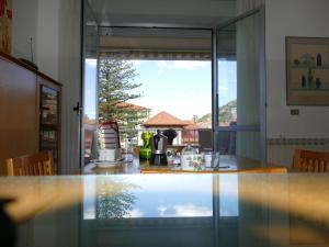 eine Küchentheke mit Blick auf ein Fenster in der Unterkunft Apartment Home Sweet Home by Interhome in Riva Ligure