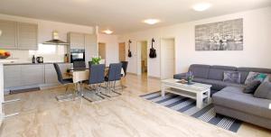 Posezení v ubytování Modern 2-Bed Apt, Late check in available