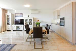 Kuchyň nebo kuchyňský kout v ubytování Modern 2-Bed Apt, Late check in available