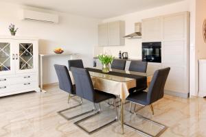 Kuchyň nebo kuchyňský kout v ubytování Modern 2-Bed Apt, Late check in available