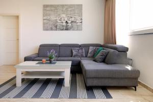 Posezení v ubytování Modern 2-Bed Apt, Late check in available