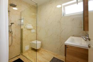Koupelna v ubytování Modern 2-Bed Apt, Late check in available
