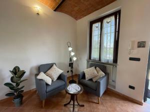 un soggiorno con 2 sedie e un tavolo di Apartment Casa dei Nonni by Interhome a Cascine di Pietra