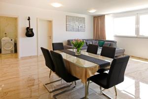 Posezení v ubytování Modern 2-Bed Apt, Late check in available