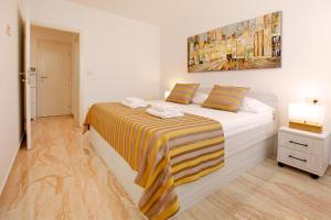 Postel nebo postele na pokoji v ubytování Modern 2-Bed Apt, Late check in available