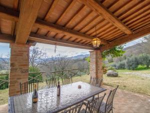 eine Terrasse mit einem Tisch und Weingläsern darauf in der Unterkunft Holiday Home Guarda Valle by Interhome in Niccone