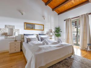 Un dormitorio blanco con una cama grande y una ventana en Holiday Home Villa Farfalla by Interhome, en Tinjan
