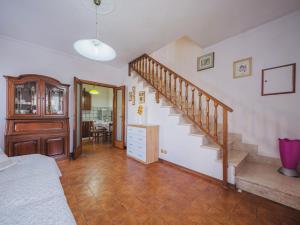 uma sala de estar com uma escada e um quarto em Holiday Home Giulia by Interhome em Torre del Lago Puccini